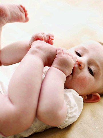 baby sucking toes