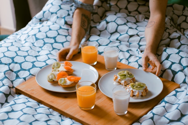 how to have a spill free breakfast in bed