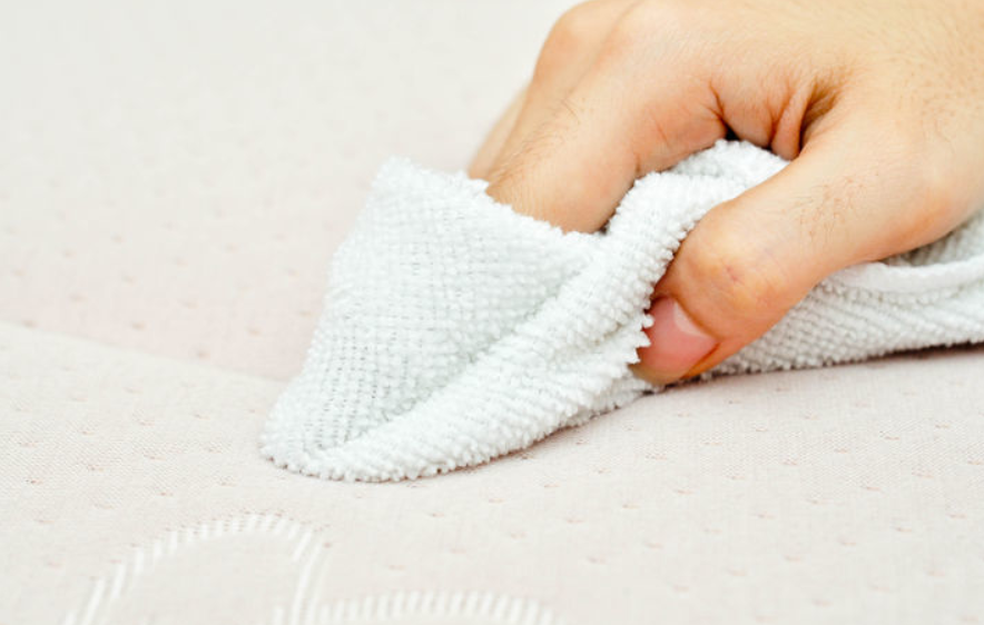 clean your mattress with white vinegar dab