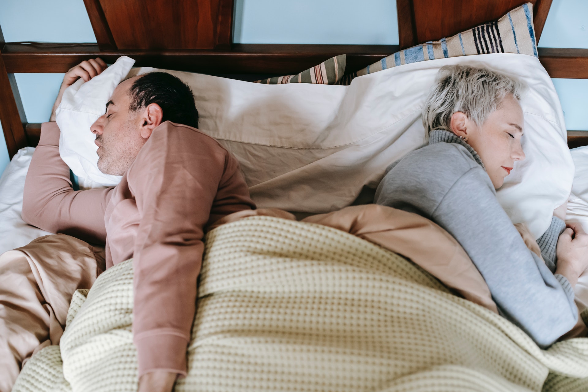 can happy couples sleep in different beds?